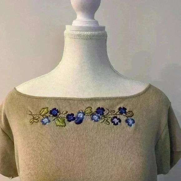 One on One | Vintage tan top with embroidered blue flowers | Size : Large - Picture 2 of 4